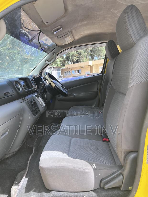 Nissan Caravan (Urvan) 2013 Yellow - thumbnail 11
