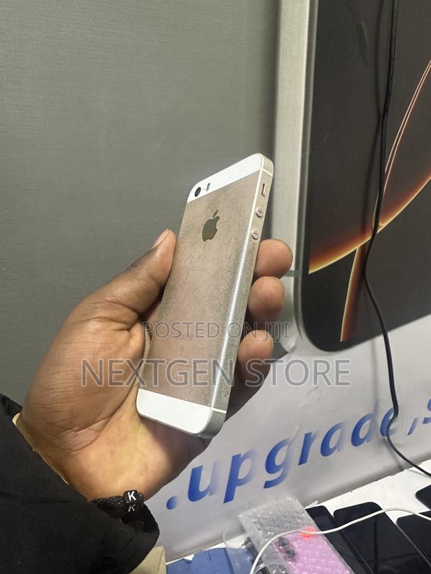 Apple iPhone SE 64 GB Gold - main view