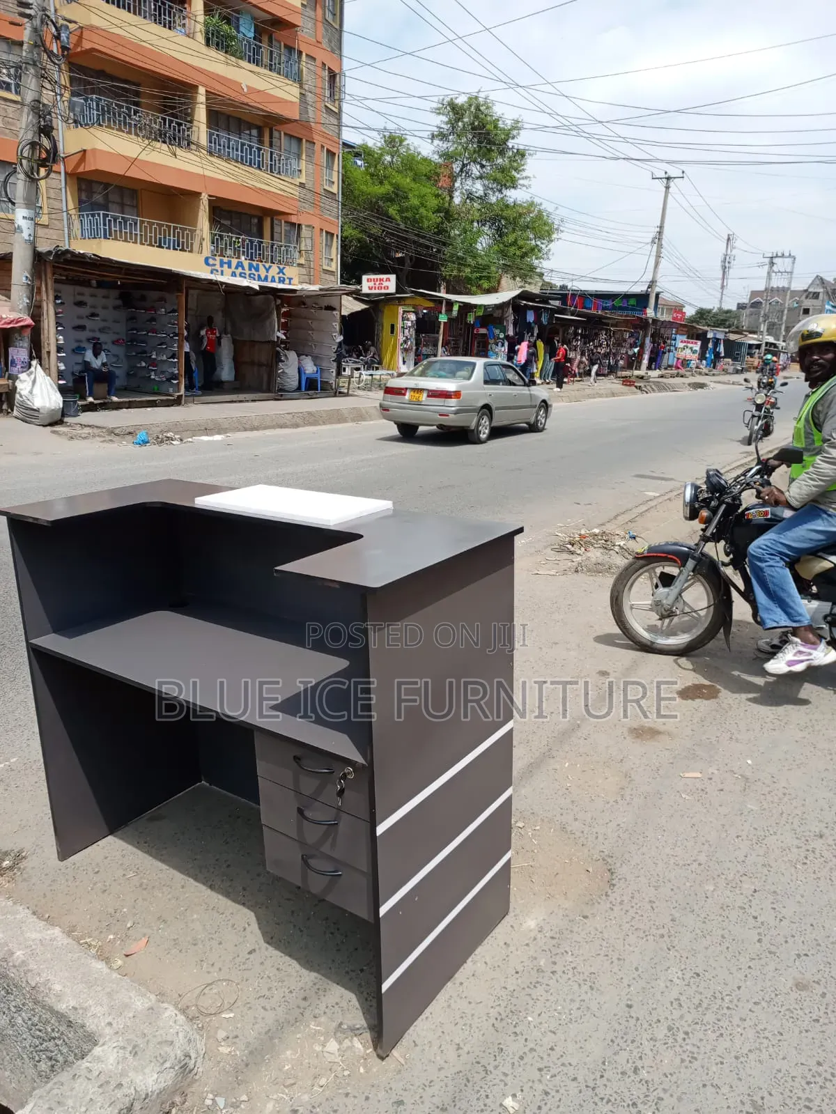Modern Office Waiting Desk
