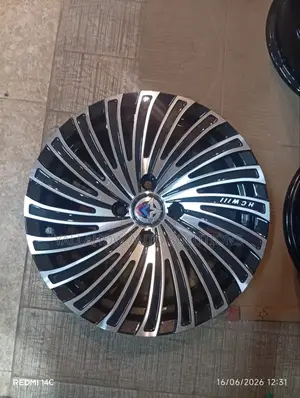 15-Inch HCW Multi-Spoke Racing Wheel - Swirl Design