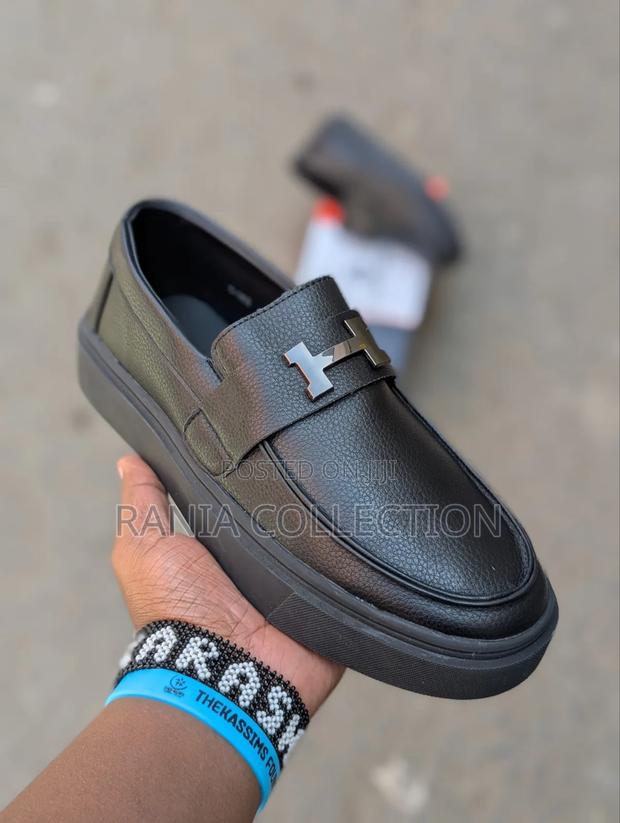 Black Rn Laceless Casual Sneakers