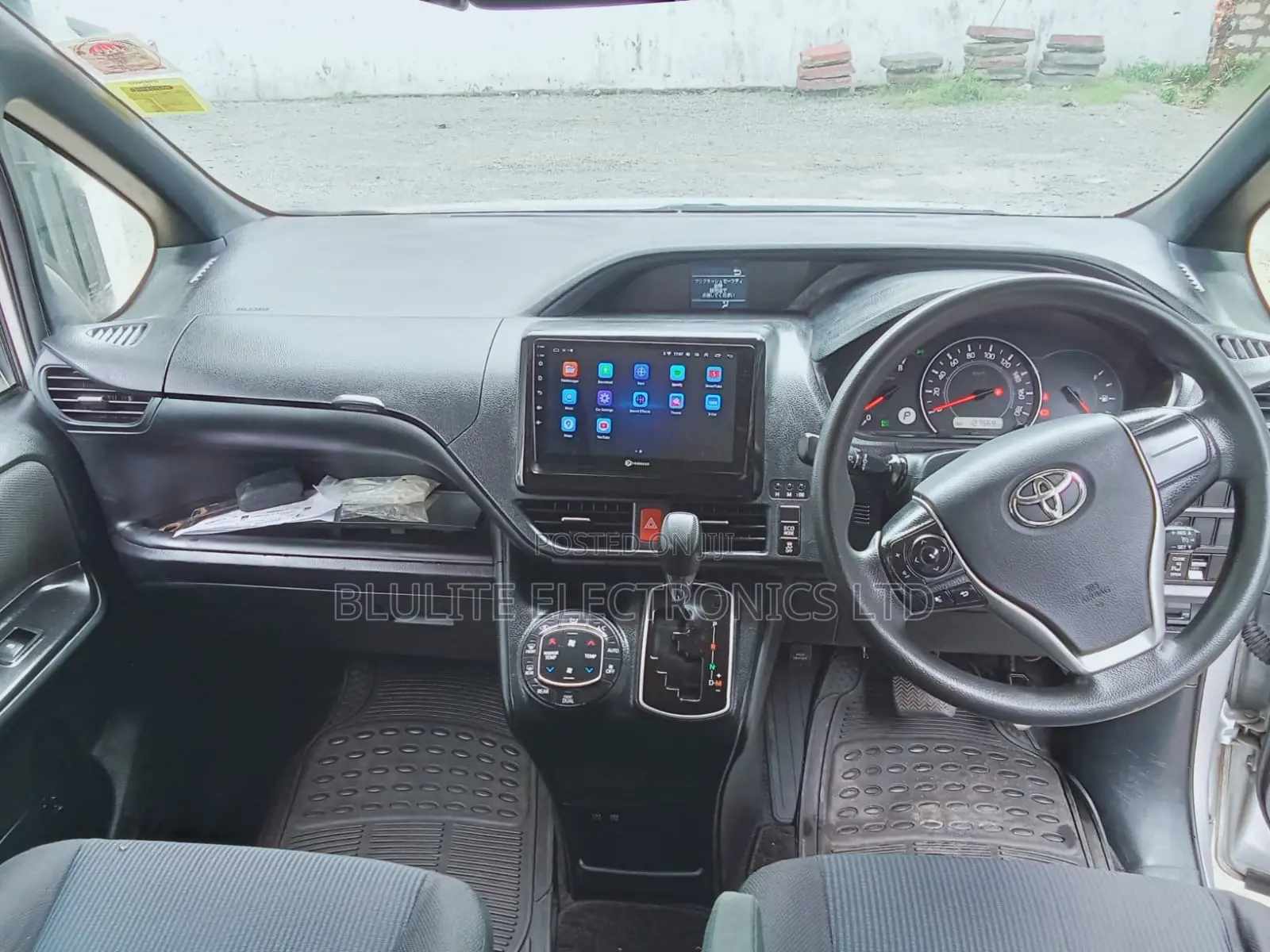 Toyota Noah 2017 Silver