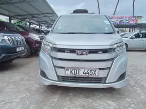 Toyota Noah 2017 Silver