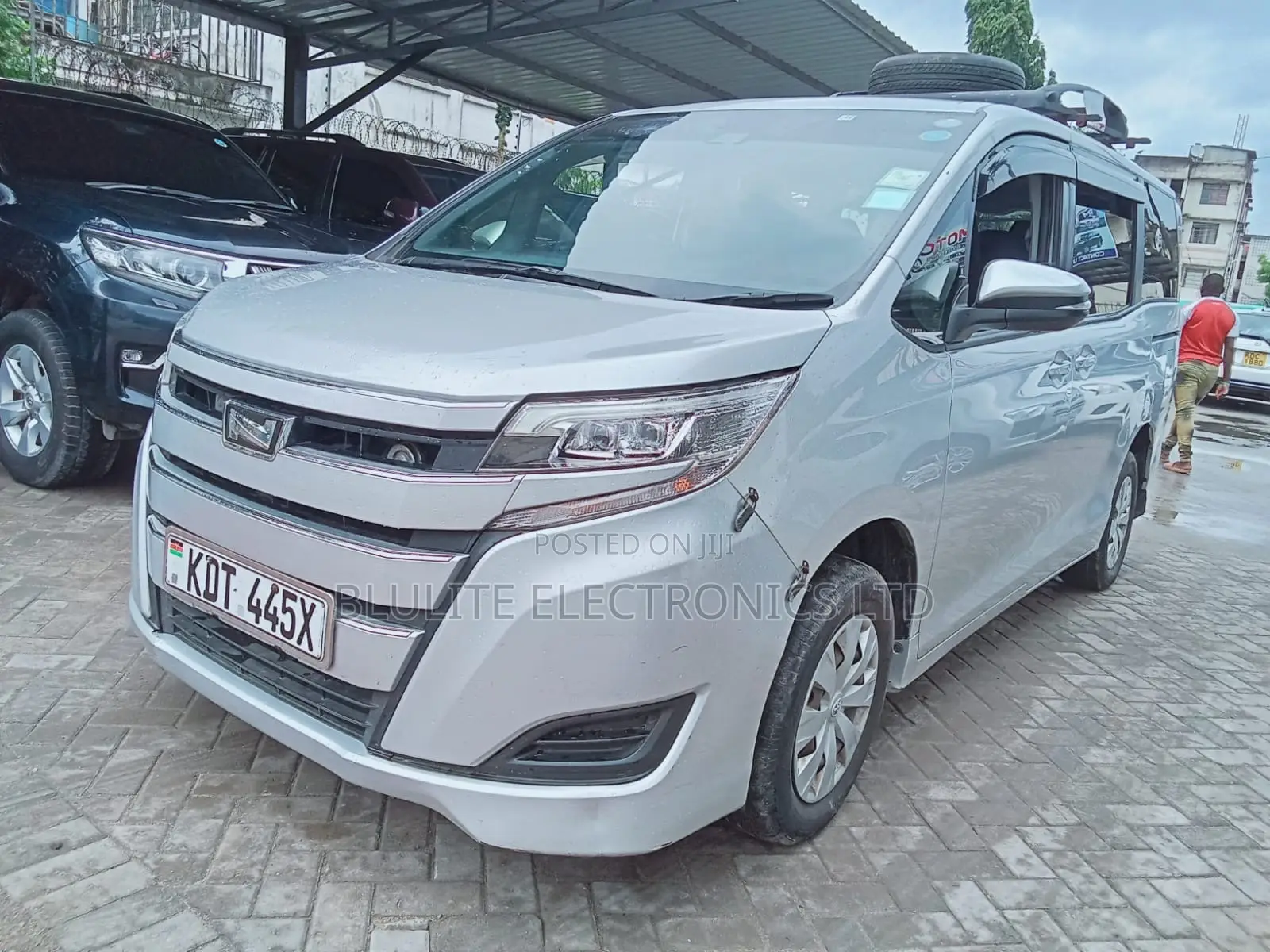 Toyota Noah 2017 Silver