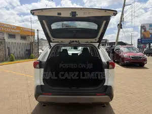 Toyota RAV4 XLE Premium AWD 2019 White