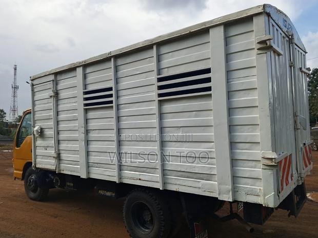 Isuzu NKR Lorry - thumbnail 3