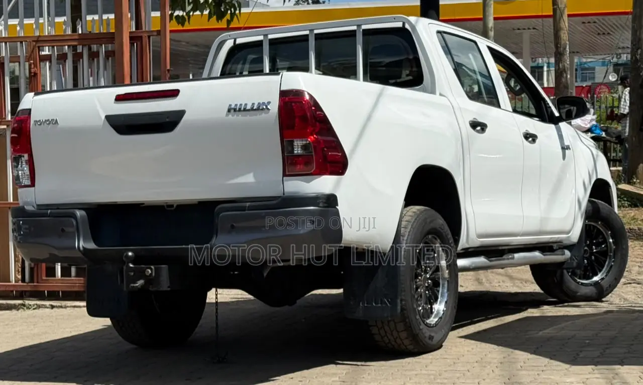 Toyota Hilux 2021 White