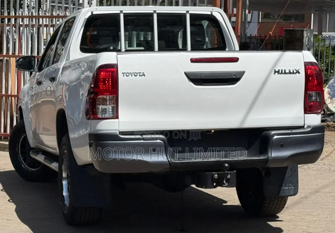 Toyota Hilux 2021 White