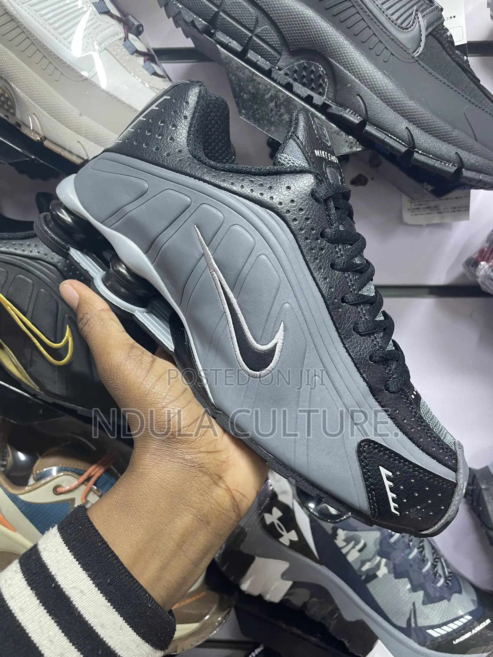 Trending Nike Shox R4