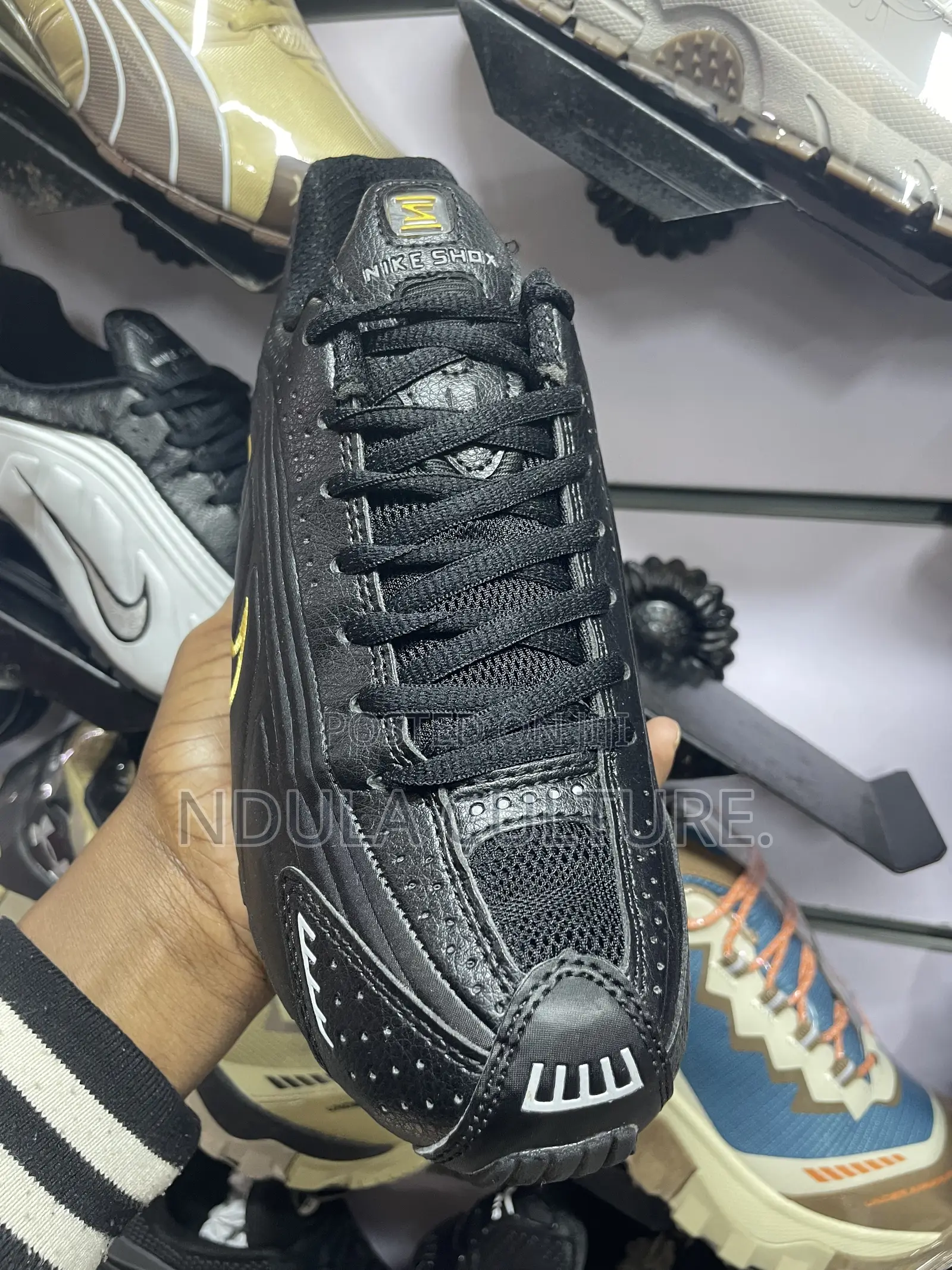 Trending Nike Shox R4