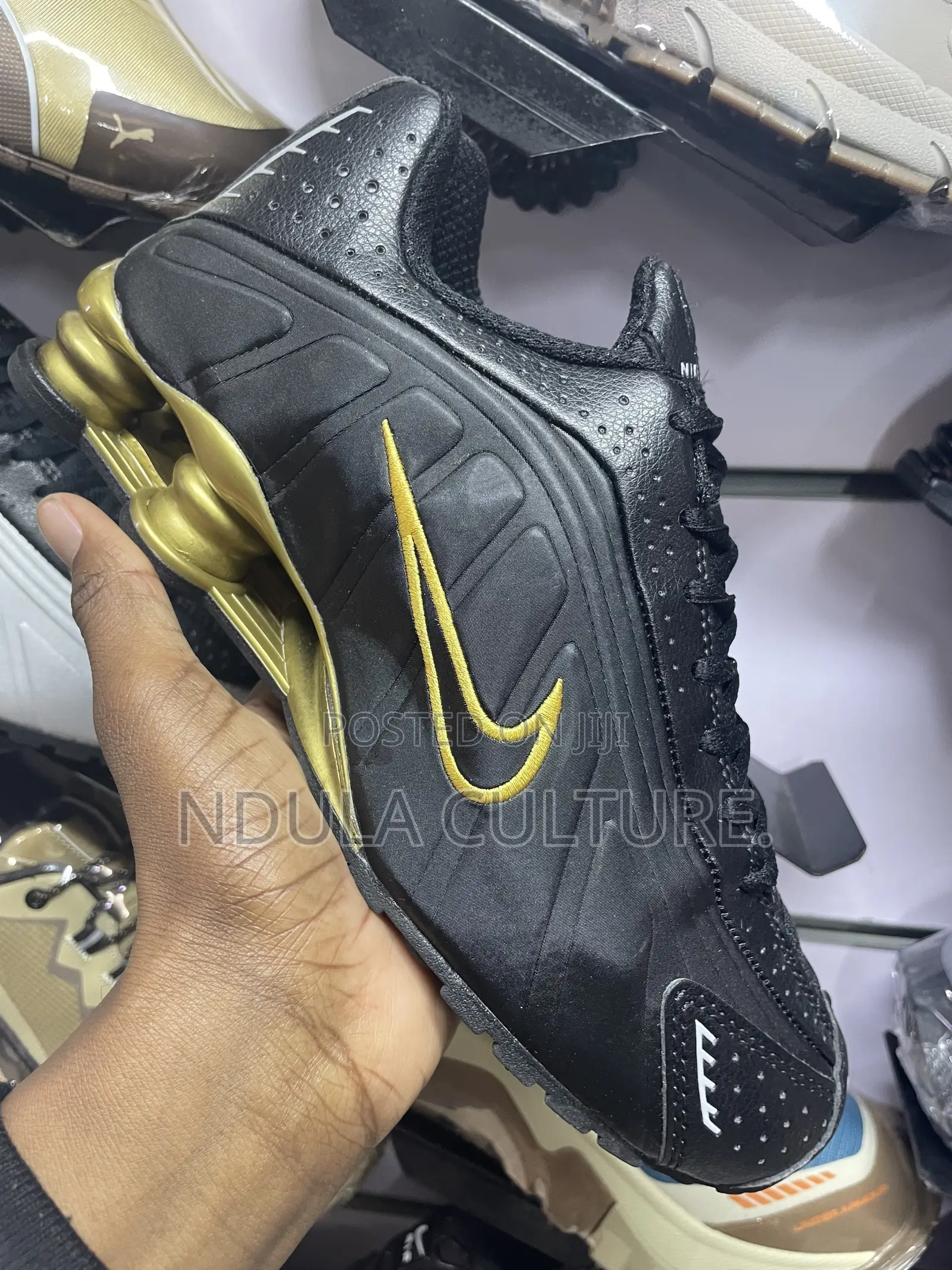 Trending Nike Shox R4