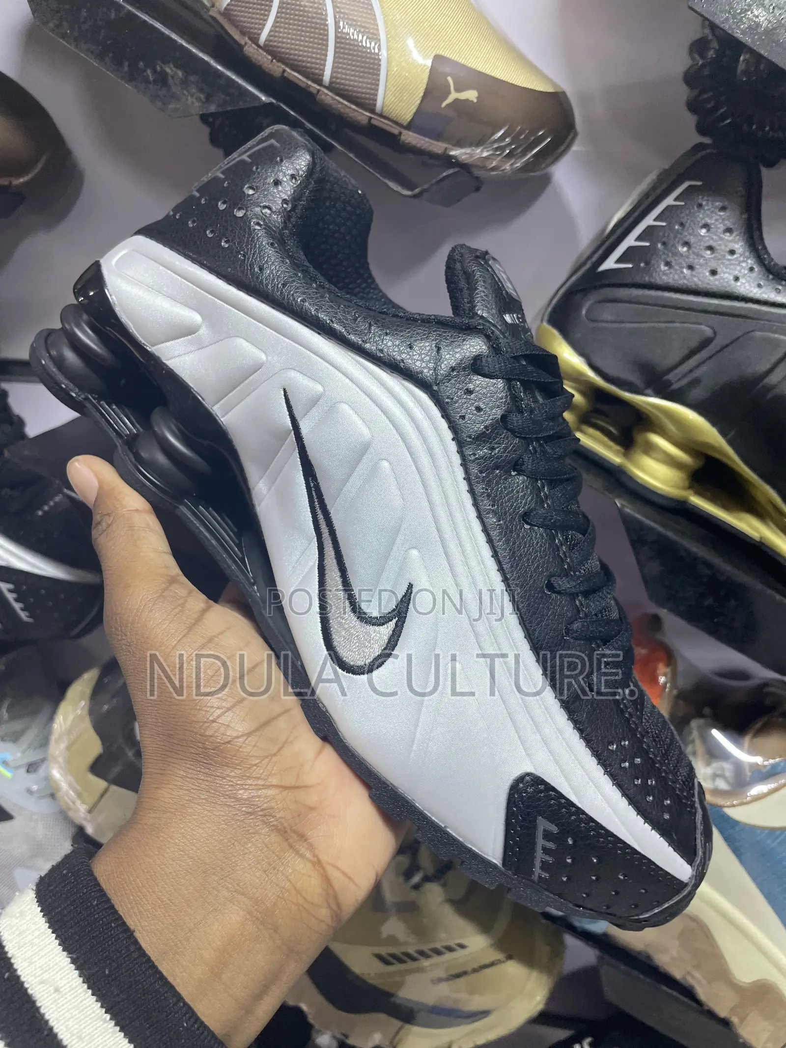 Trending Nike Shox R4