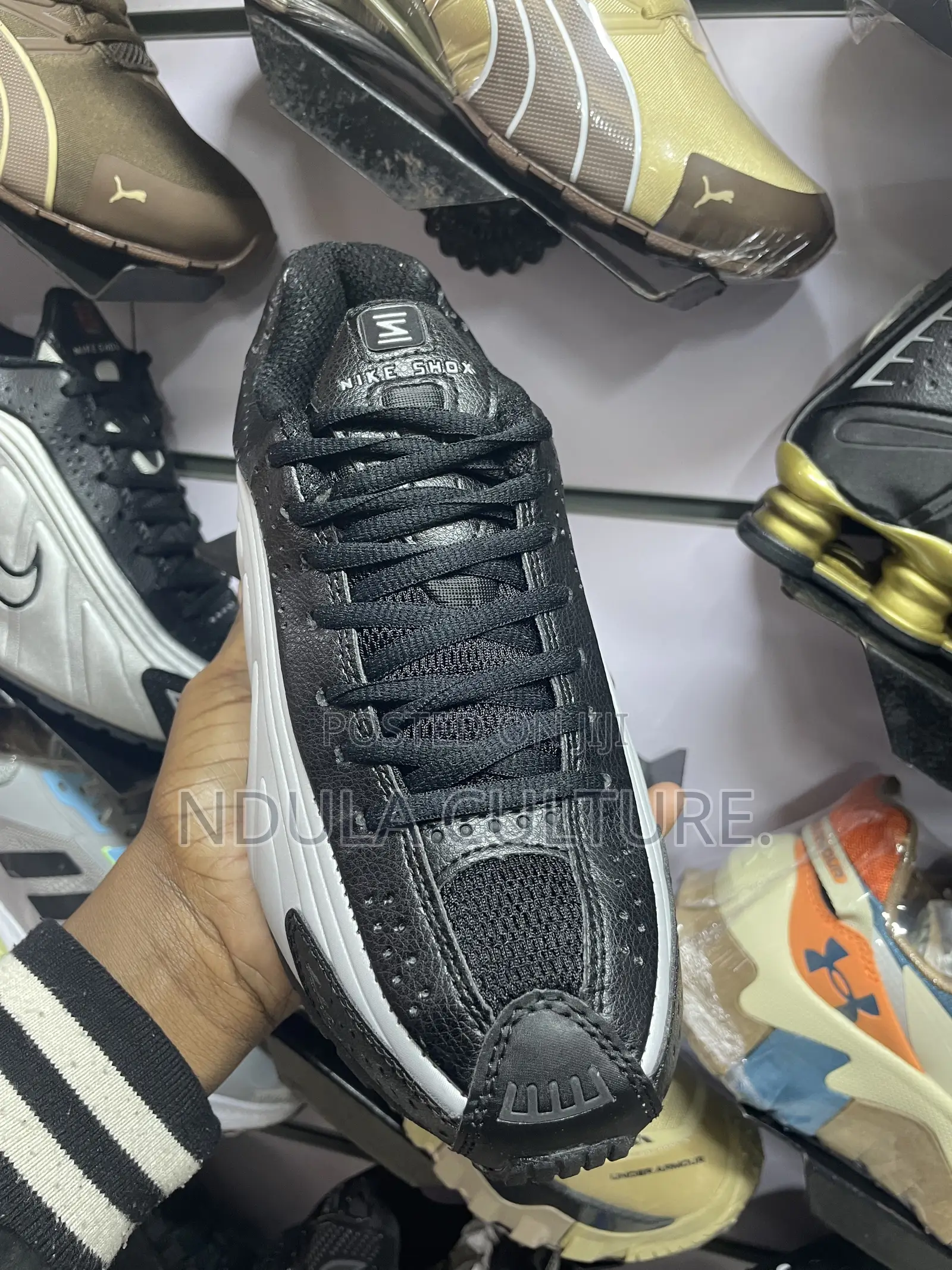 Trending Nike Shox R4