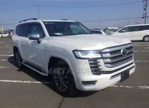 Toyota Land Cruiser LC300 2023 White