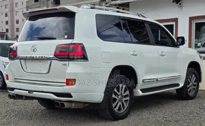 Toyota Land Cruiser 2010 White