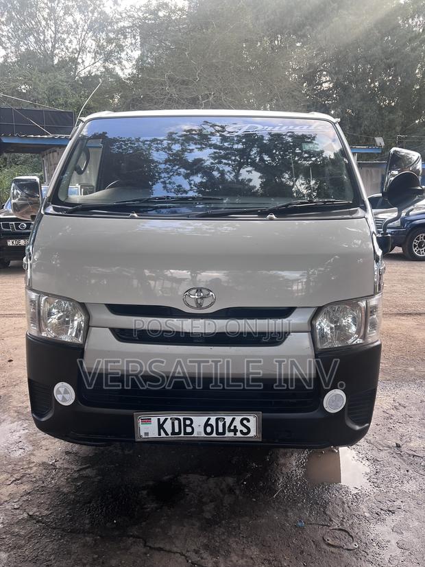 Toyota HiAce 2014 White