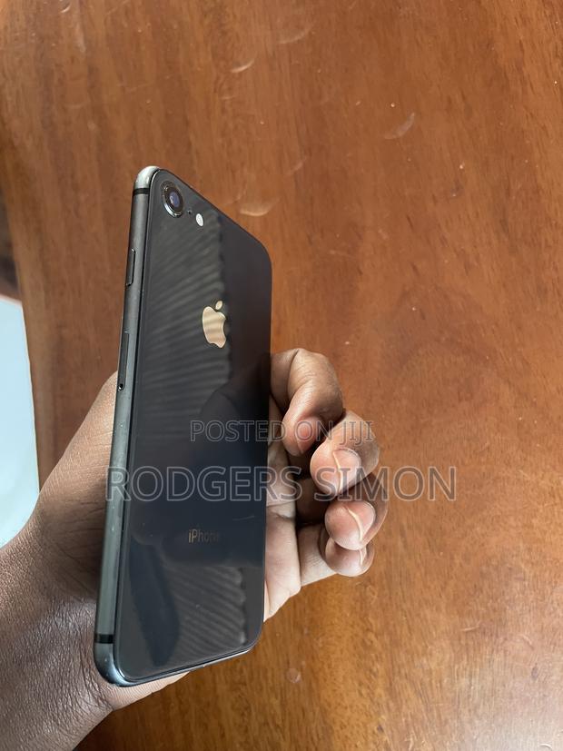 Apple iPhone 8 64 GB Black - thumbnail 4