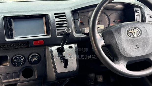 Toyota HiAce 2017 White - thumbnail 3