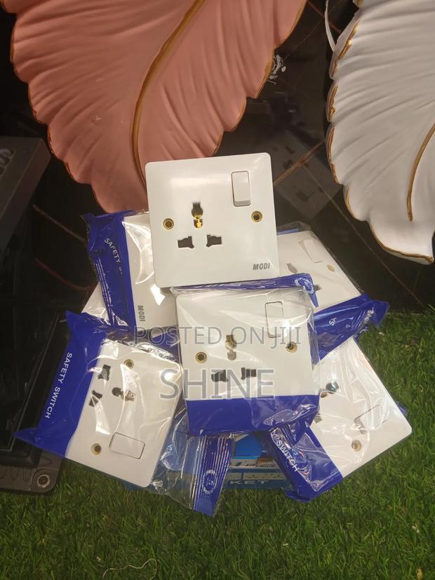 Modern Universal Screwled Single Socket - thumbnail 3