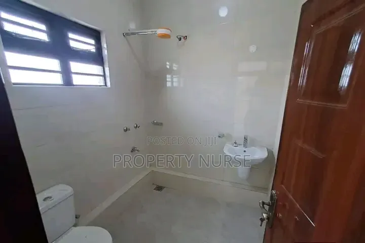 5bdrm Villa in Gateway Mall Area for rent