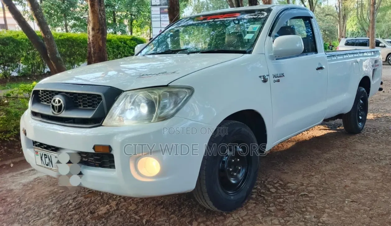 Toyota Hilux 2011 White