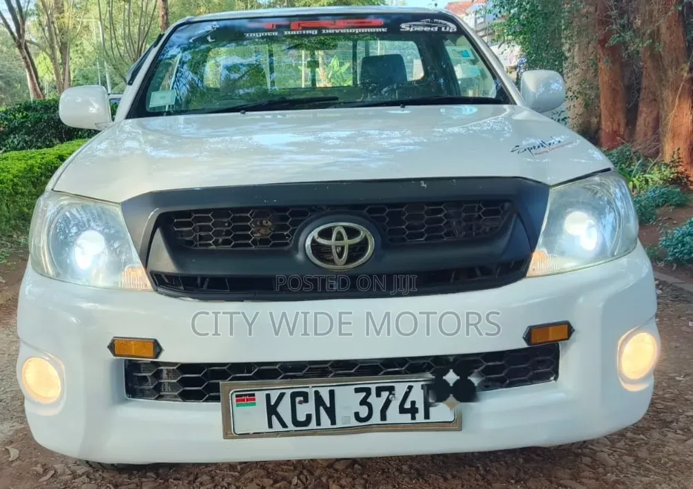 Toyota Hilux 2011 White
