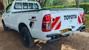 Toyota Hilux 2011 White