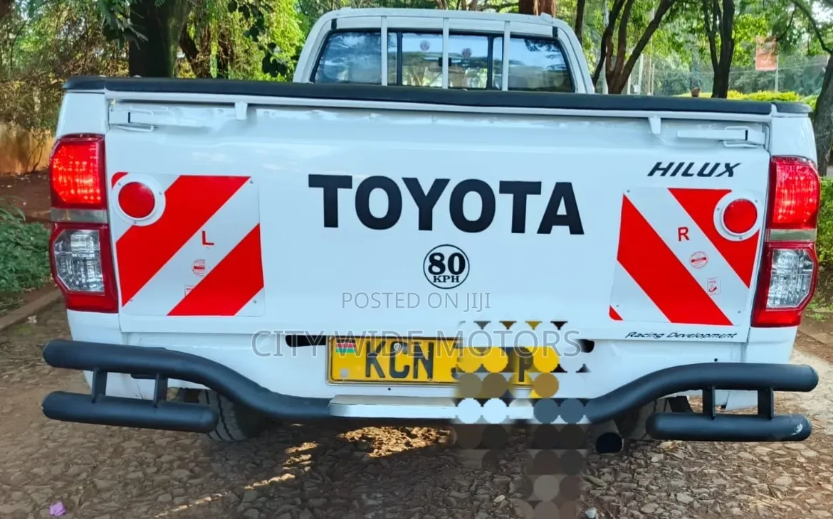 Toyota Hilux 2011 White