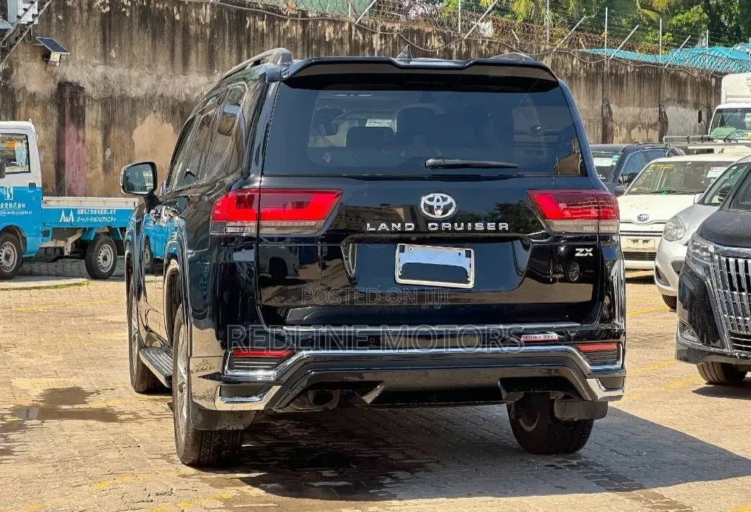 Toyota Land Cruiser LC300 2024 Black