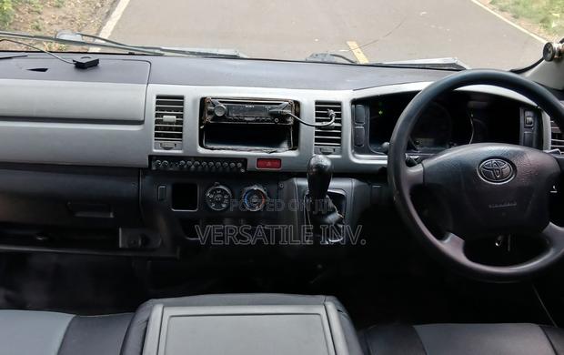 Toyota HiAce 2012 White - thumbnail 5