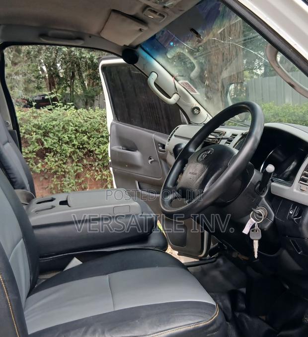 Toyota HiAce 2012 White - thumbnail 3