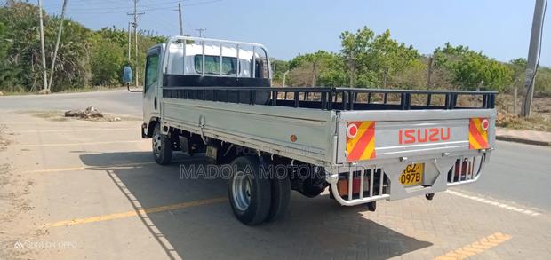 NPR Isuzu Lorry - thumbnail 7
