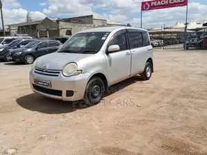 Toyota Sienta 2011 Silver
