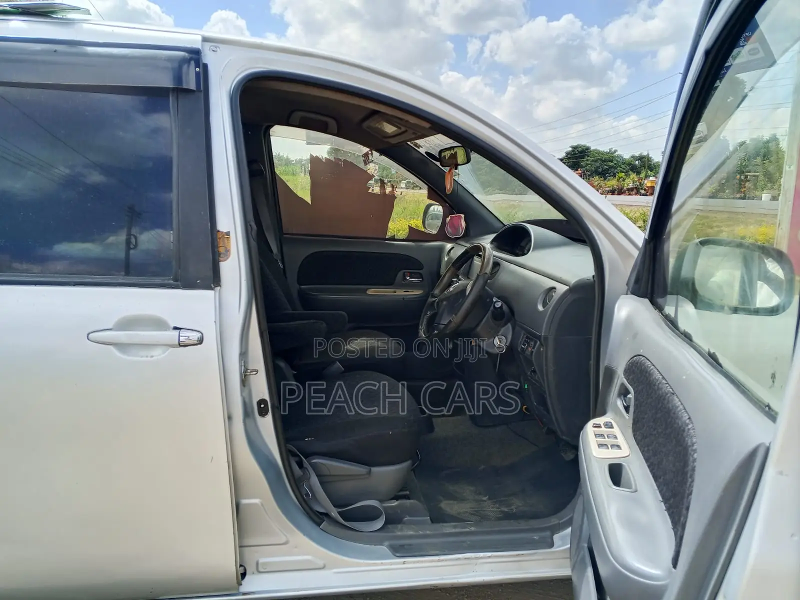 Toyota Sienta 2011 Silver