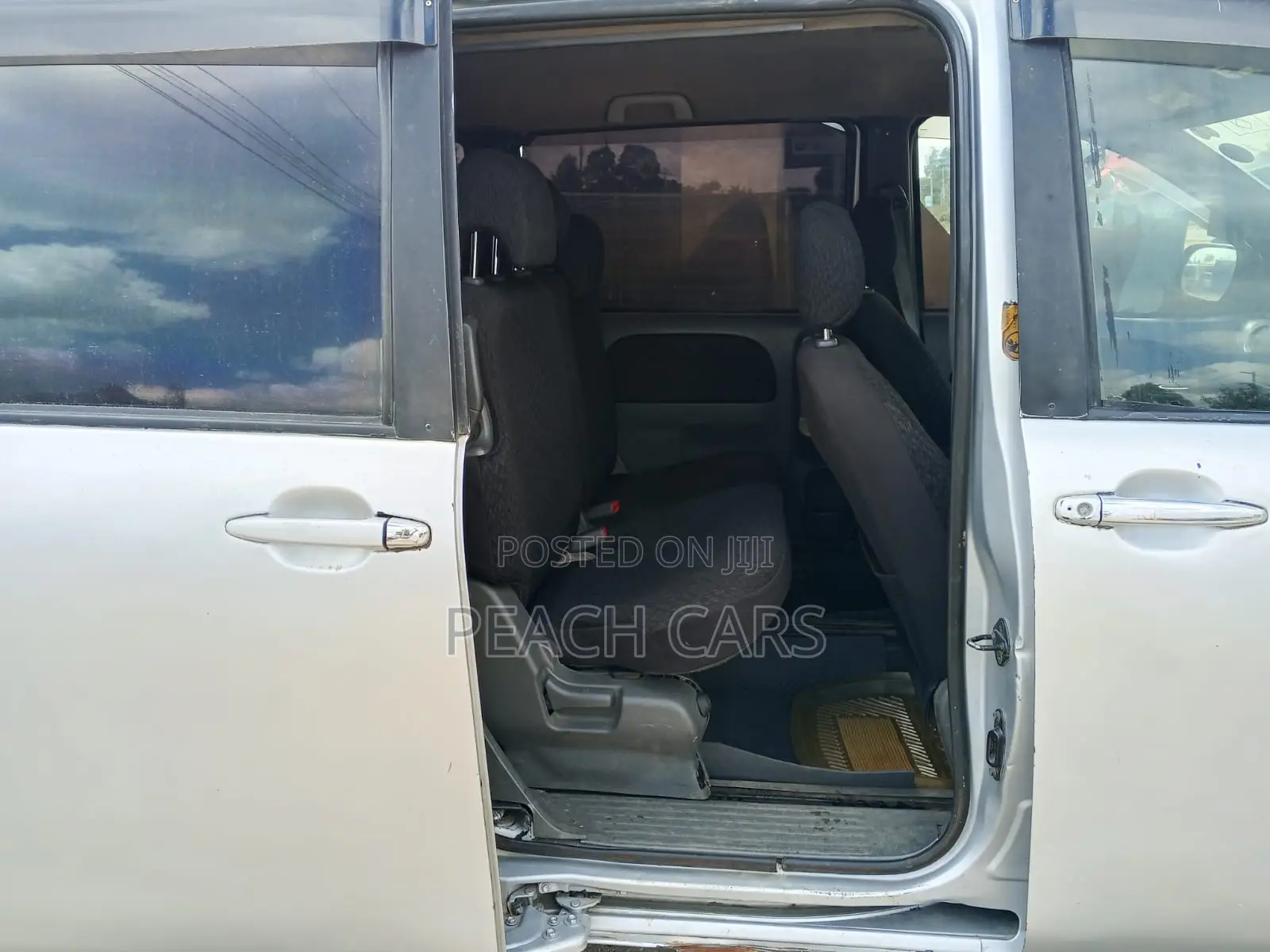 Toyota Sienta 2011 Silver