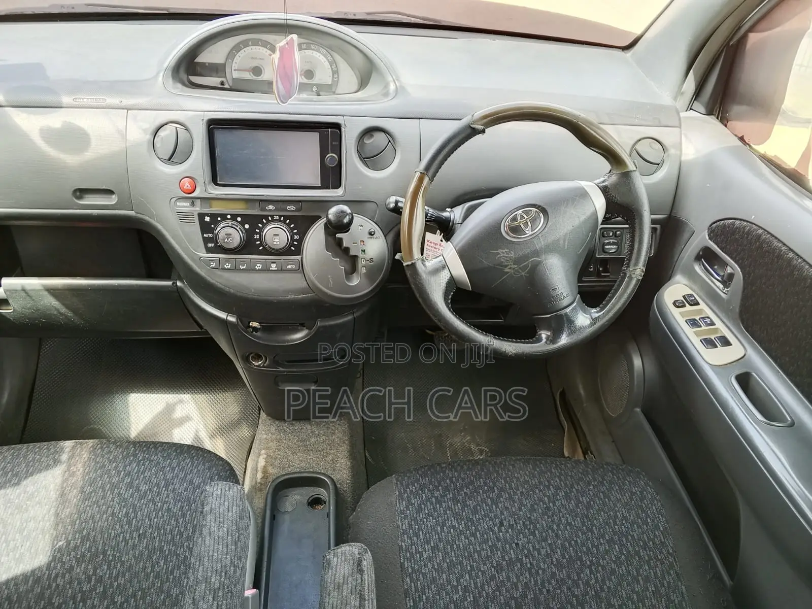 Toyota Sienta 2011 Silver