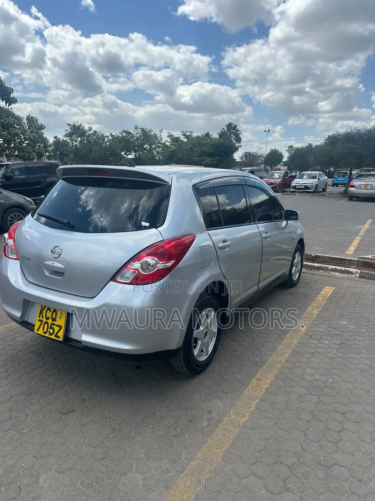 Nissan Tiida 2011 Silver