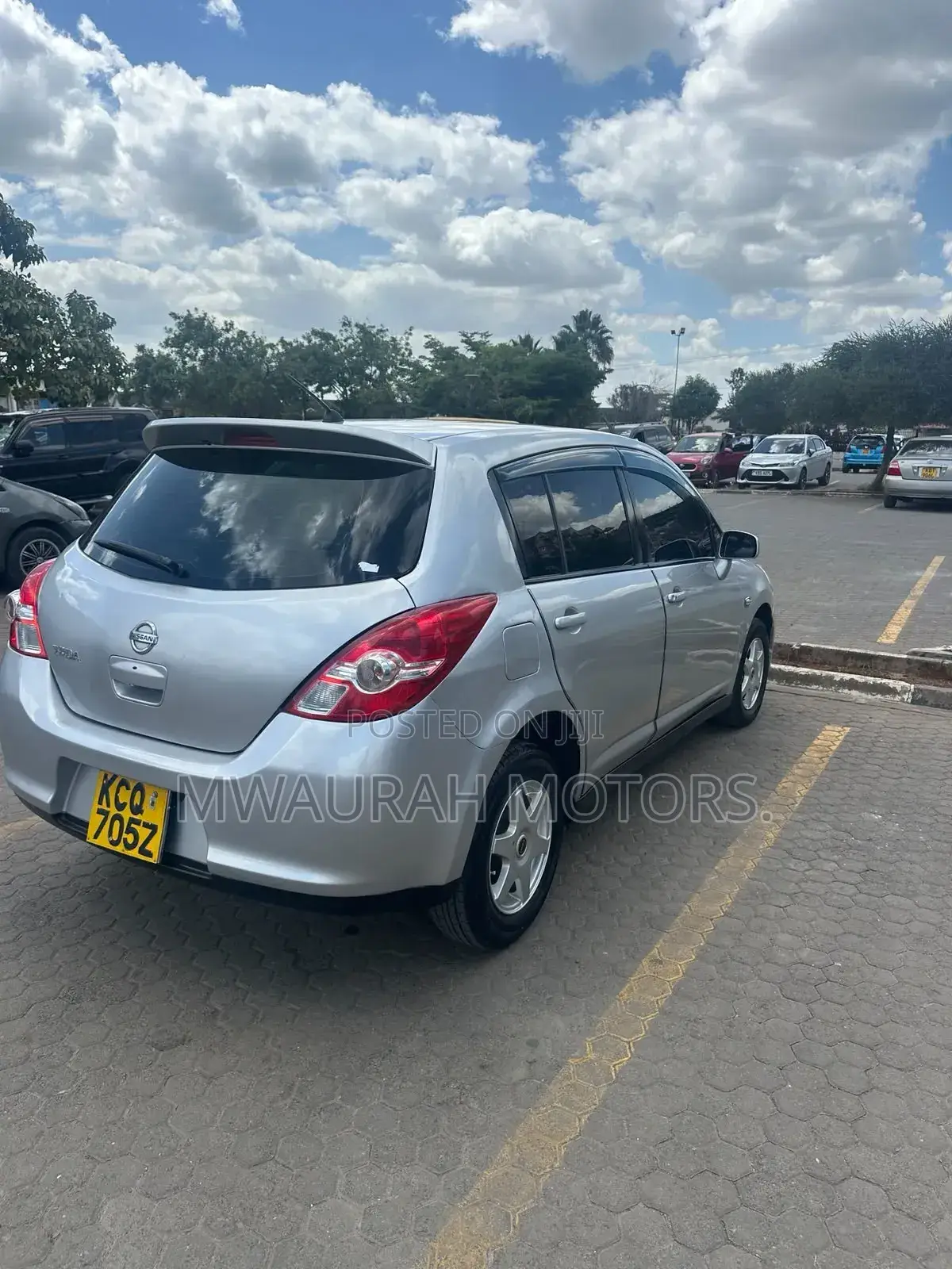 Nissan Tiida 2011 Silver