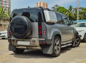 Land Rover Defender SE 2022 Gray