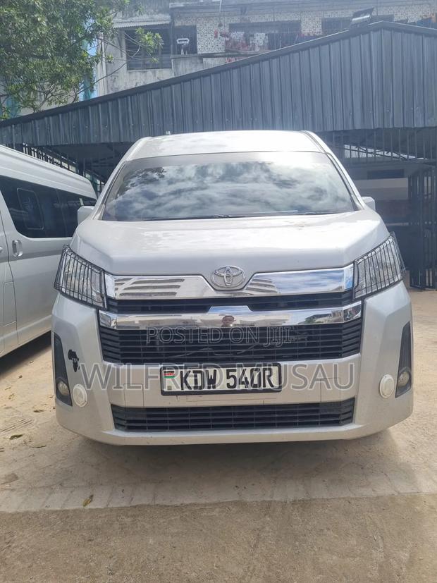 Toyota HiAce 2021 Silver - thumbnail 2