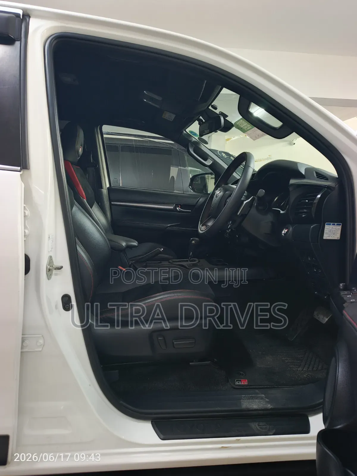 Toyota Hilux 2022 White
