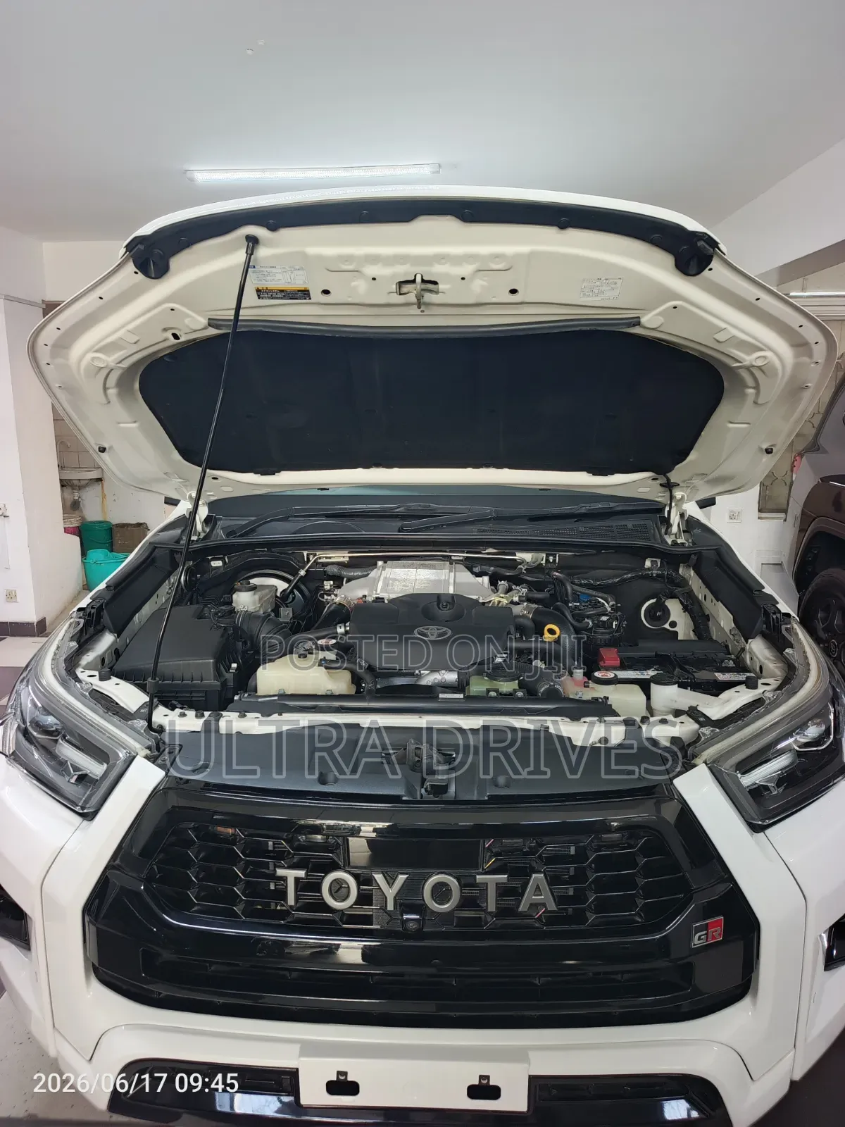 Toyota Hilux 2022 White