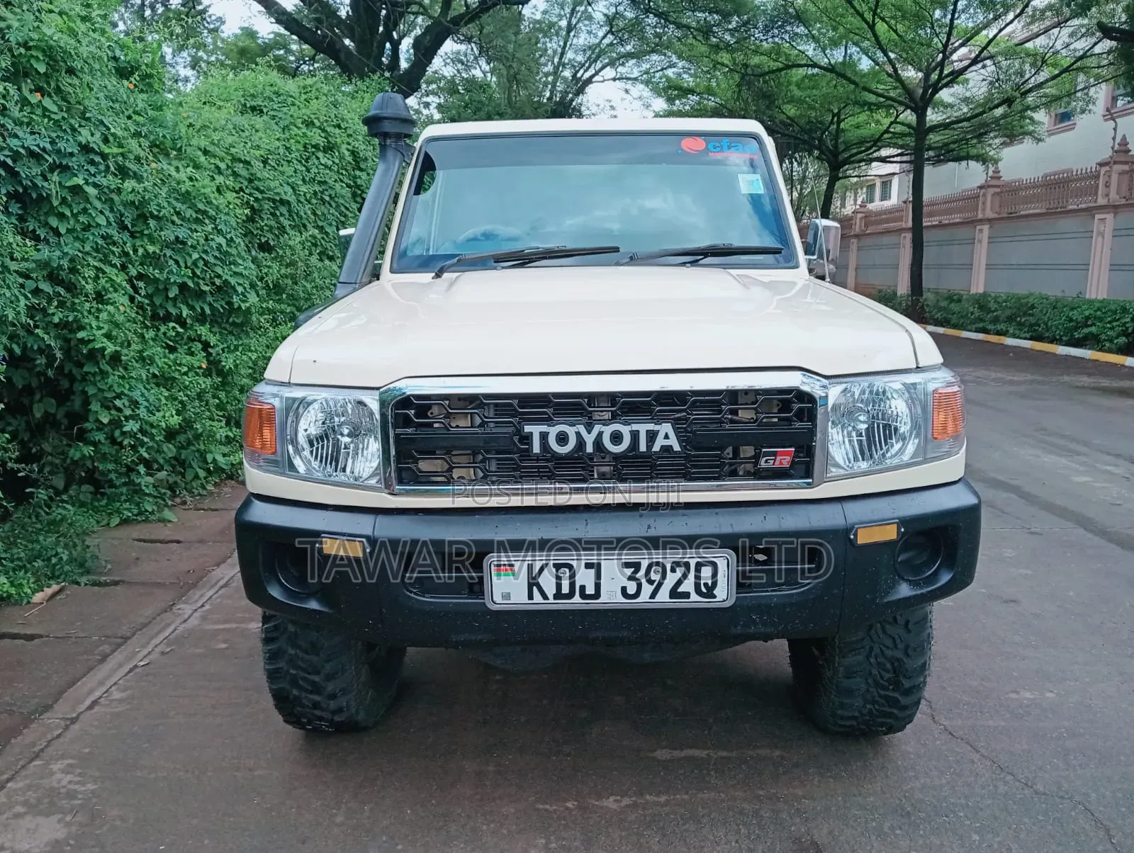 Toyota Land Cruiser 2004 Yellow