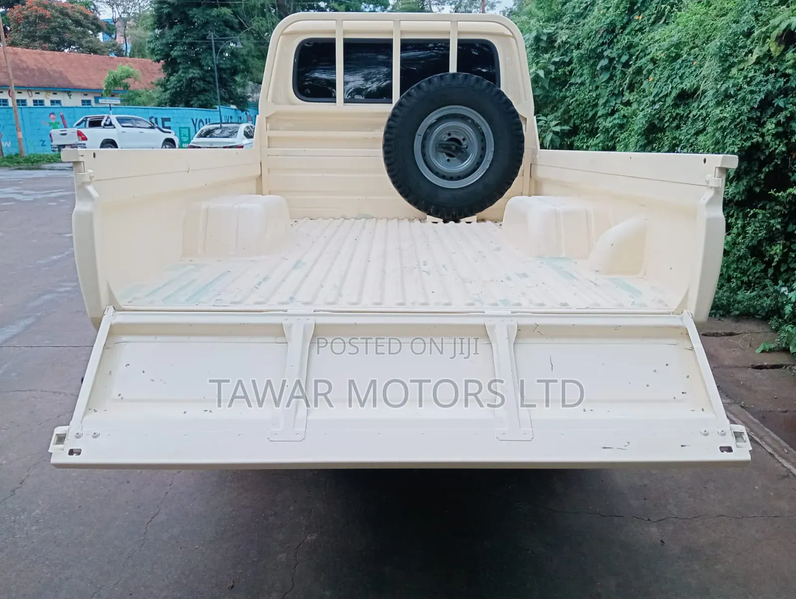 Toyota Land Cruiser 2004 Yellow