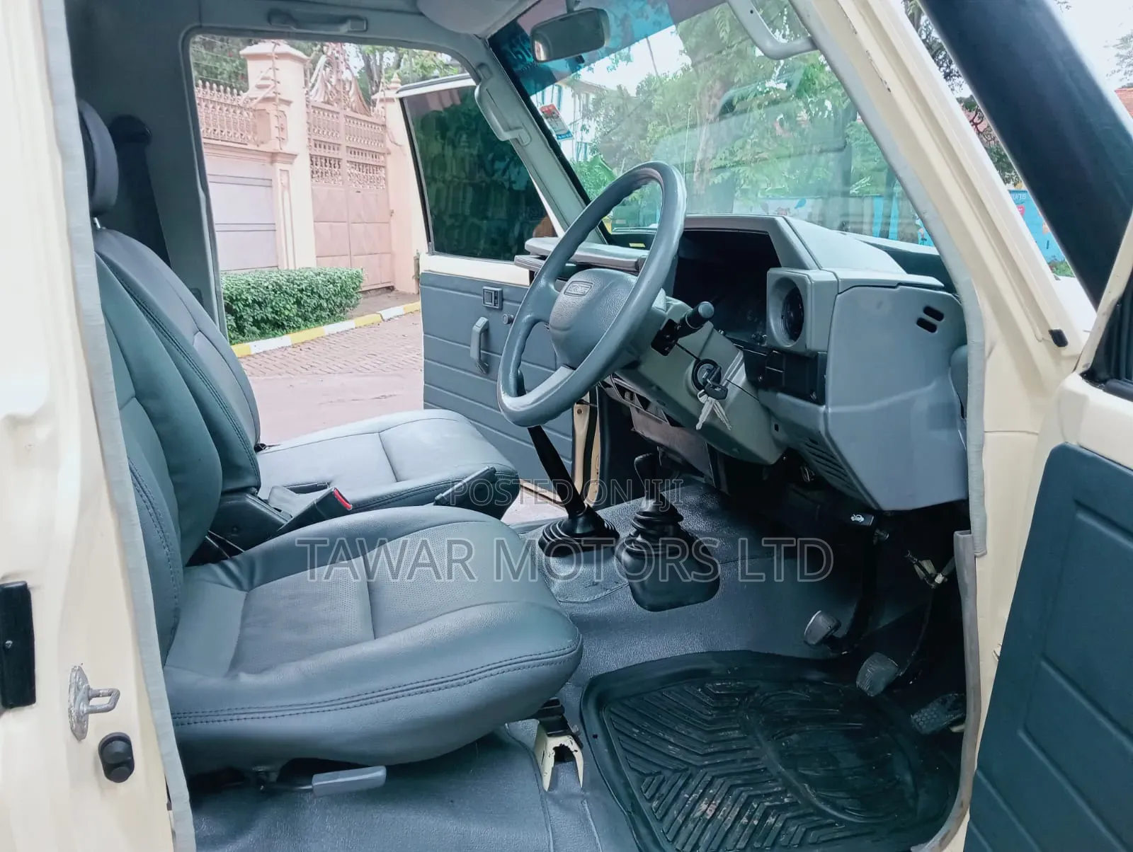 Toyota Land Cruiser 2004 Yellow