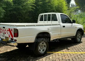 Toyota Hilux 2003 White