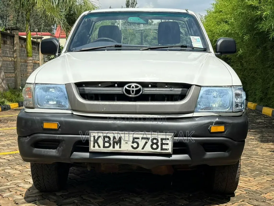 Toyota Hilux 2003 White