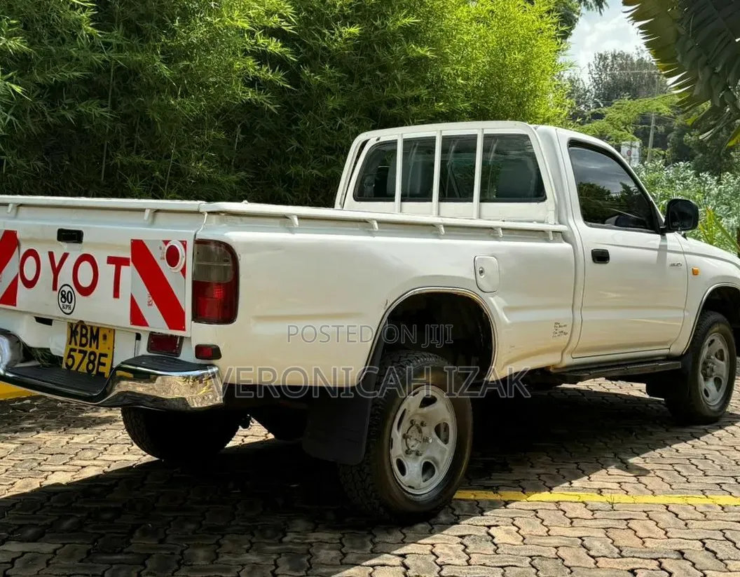 Toyota Hilux 2003 White