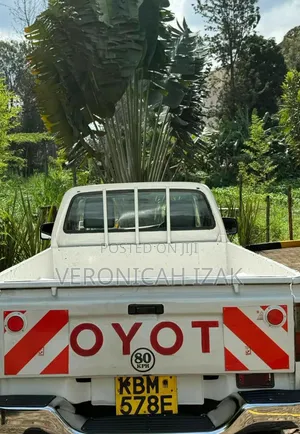 Toyota Hilux 2003 White