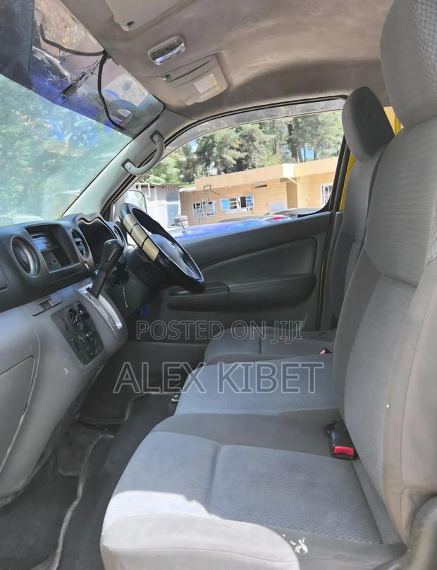 Nissan Caravan (Urvan) 2013 Yellow - thumbnail 3